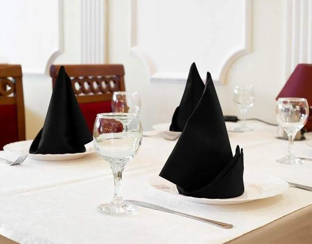 Serviettes en papier pour mariage et fête noires 50x50 cm pack de 12