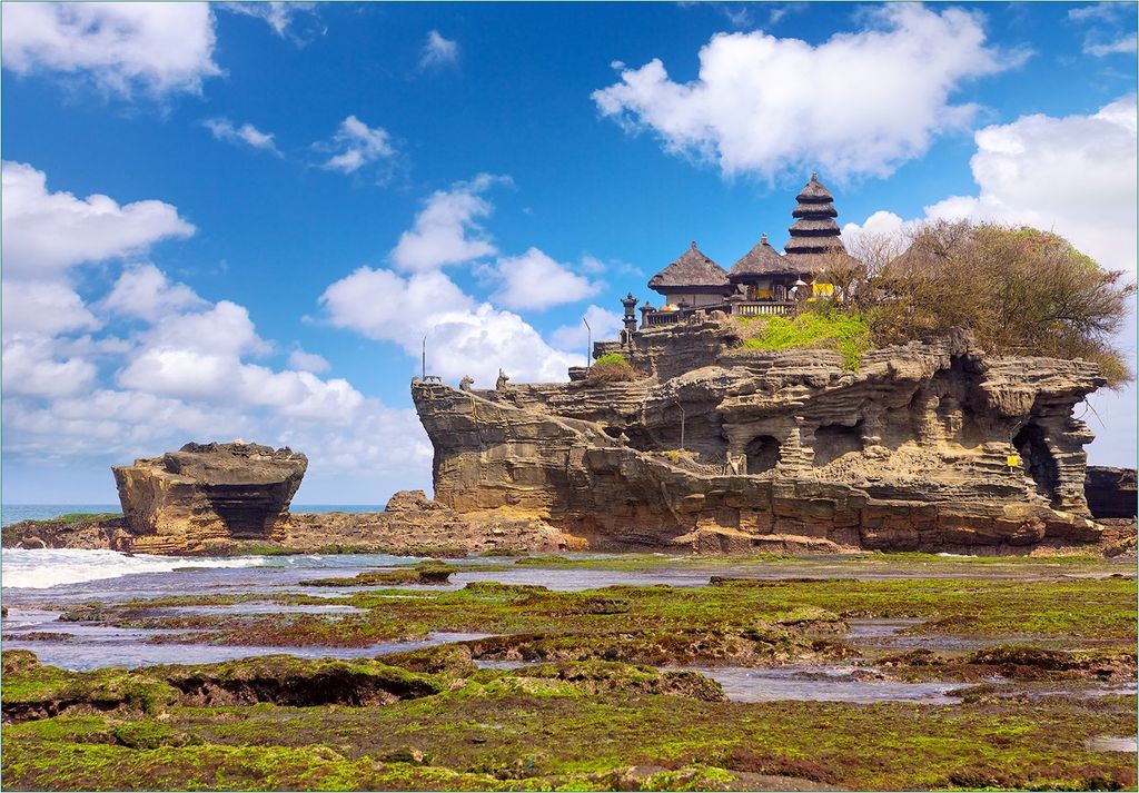 Wallario Fototapete Vliestapete, seidenmatte Oberfläche, einfache Verarbeitung, Größe 300 x 210 cm, Motiv Wassertempel auf Bali