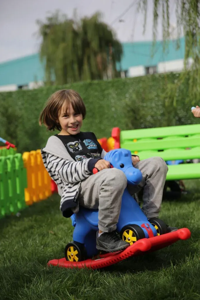 Cheval à bascule vert et ergonomique pour l'éveil des petits - 4