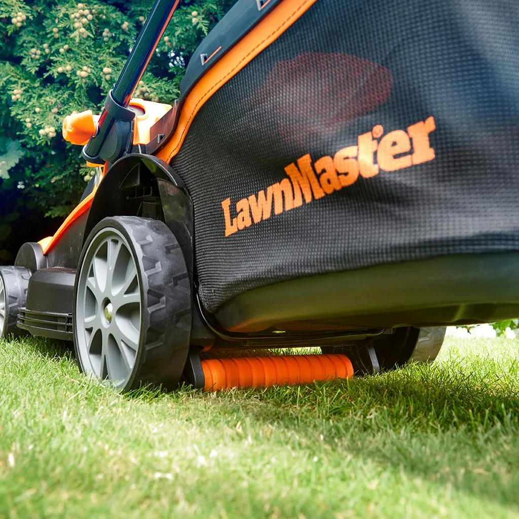 Tondeuse à gazon sans fil LawnMaster CLMF2437G 24V avec 2 batteries 4Ah - 6