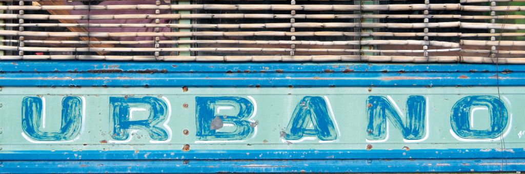 Oldtimer Kunstdruck Bild - Urbano, Kubanischer Bus (30 x 91 cm)