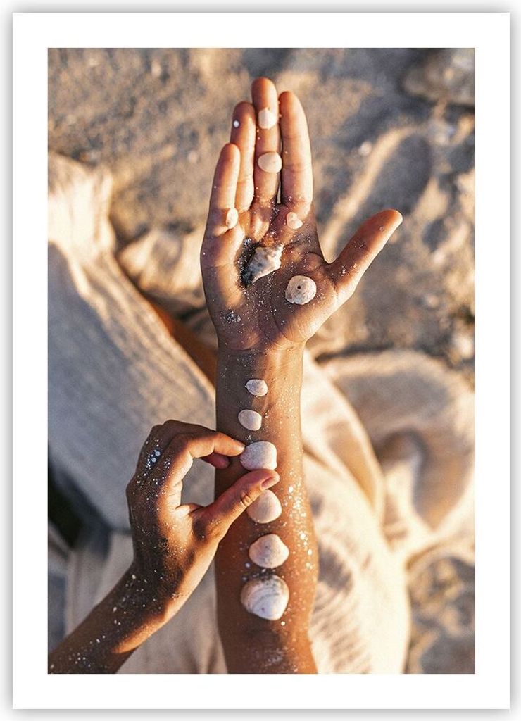 Poster - Poster ohne Rahmen - Muschel Hand Strand - 50x70 cm - Wand Bild - Wanddeko - Wandbilder - Kunstposter - Wandposter - Bilder - Kunstdruck -...