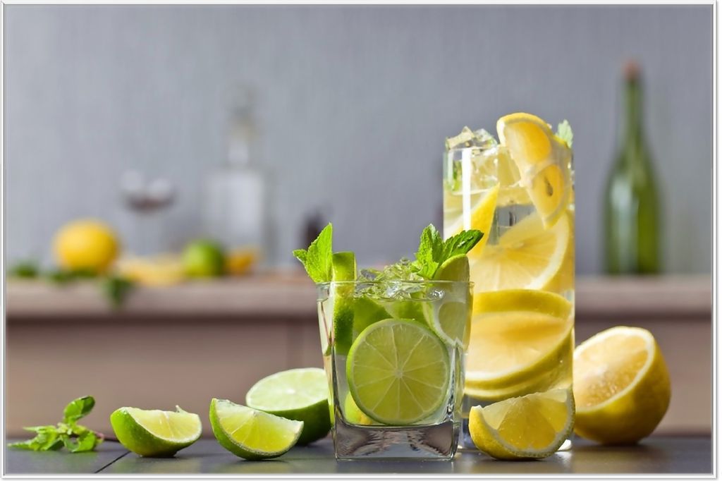 Wallario Wandbild Cocktails mit Limetten und Zitronen, Größe: 61 x 91,50 cm, Poster mit weißem Aluminiumrahmen