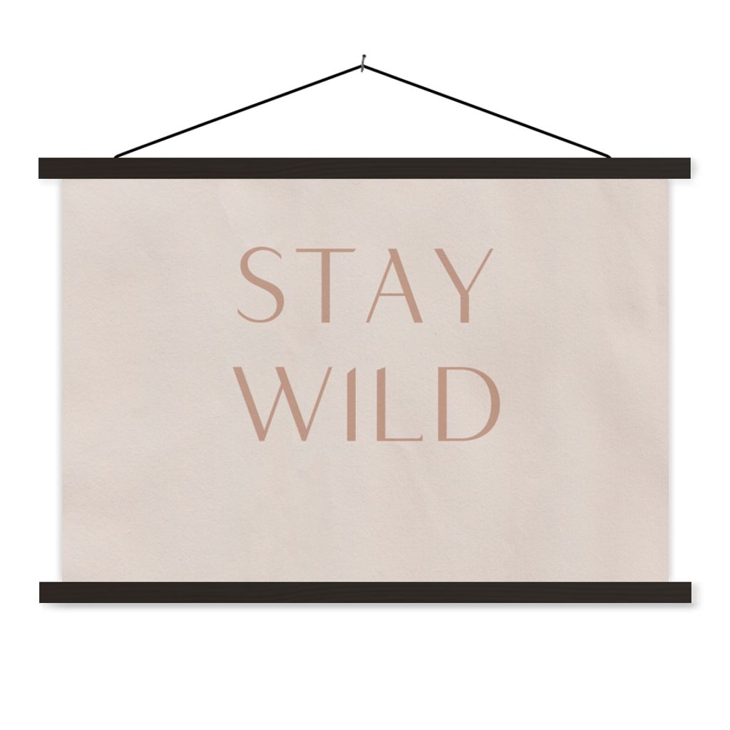 MuchoWow Textilposter Zitate - Text - Wild bleiben 150x100 cm mit schwarzem Rahmen - Schlafzimmer