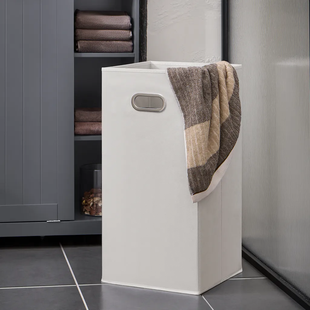 Solution rangement salle de bain étroite : armoire haute et bac à linge