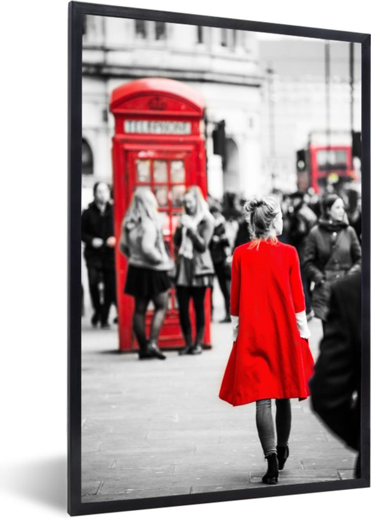 MuchoWow Gerahmtes Poster Schwarz-Weiß-Foto einer Frau, die einen roten Mantel trägt und durch die Straßen von London läuft 60x90 cm - Poster...
