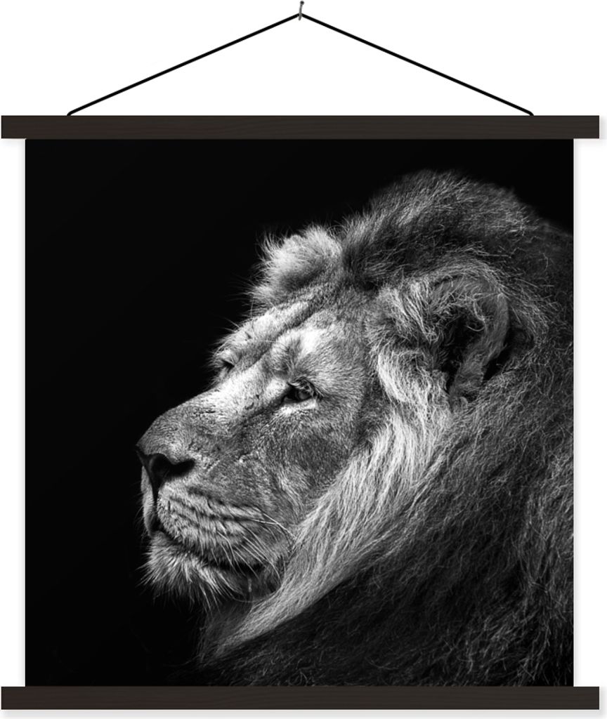 MuchoWow Textilposter Löwe vor schwarzem Hintergrund in schwarz und weiß 60x60 cm mit schwarzem Rahmen - Posteraufhänger