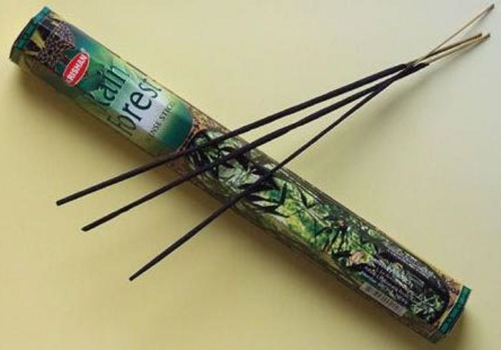 Das Bild zeigt eine Schachtel Räucherstäbchen Rain Forrest der Firma Krishan.