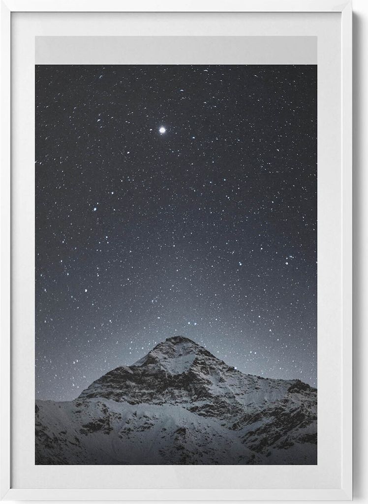 Berg in einer sternenklaren Nacht– Wandbild mit Rahmen – Gerahmtes Bild – Wanddekoration – 70x100 cm – Weiß Rahmen