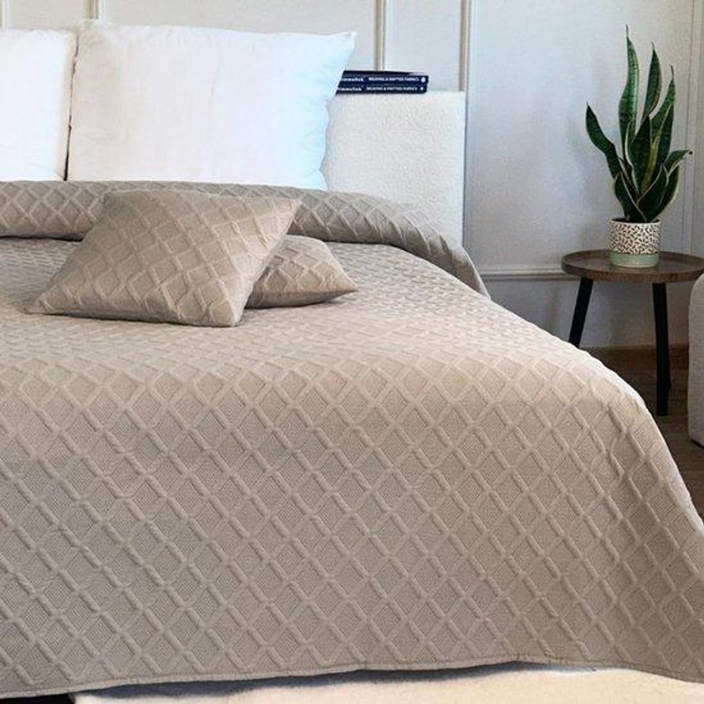 Elegante Zweizug-Sprei mit passenden Kissenbezügen in eleganter Ausstattung 180 x 220 cm