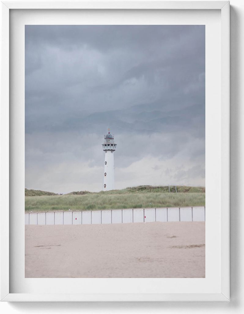 Einsamer Leuchtturm am Strand– Wandbild mit Rahmen – Produktbild 
