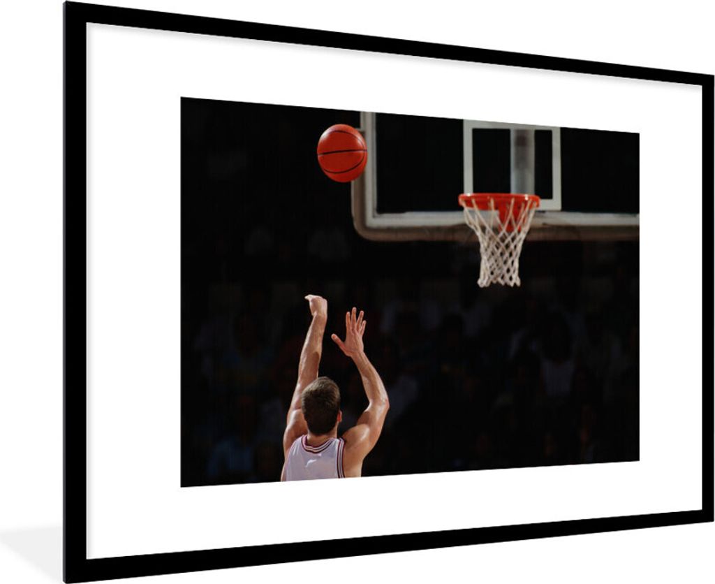 MuchoWow Gerahmtes Poster Ein Basketballspieler wirft den Ball aus der Ferne in den Korb 90x60 cm - Poster mit Schwarzem Bilderrahmen Wandposter ...
