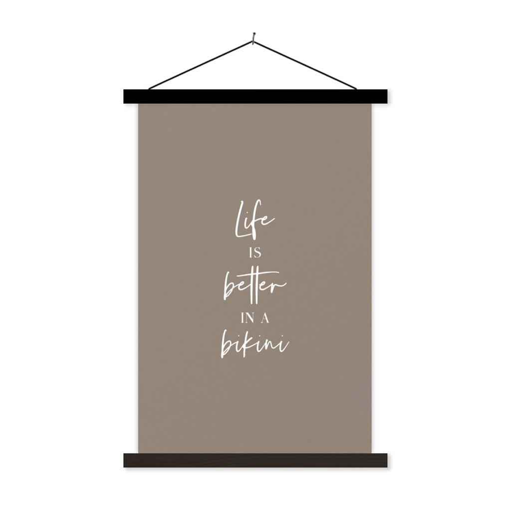 MuchoWow Textilposter Das Leben ist besser im Bikini - Grey - Zitat 40x60 cm mit schwarzem Rahmen - Wanddekorationen