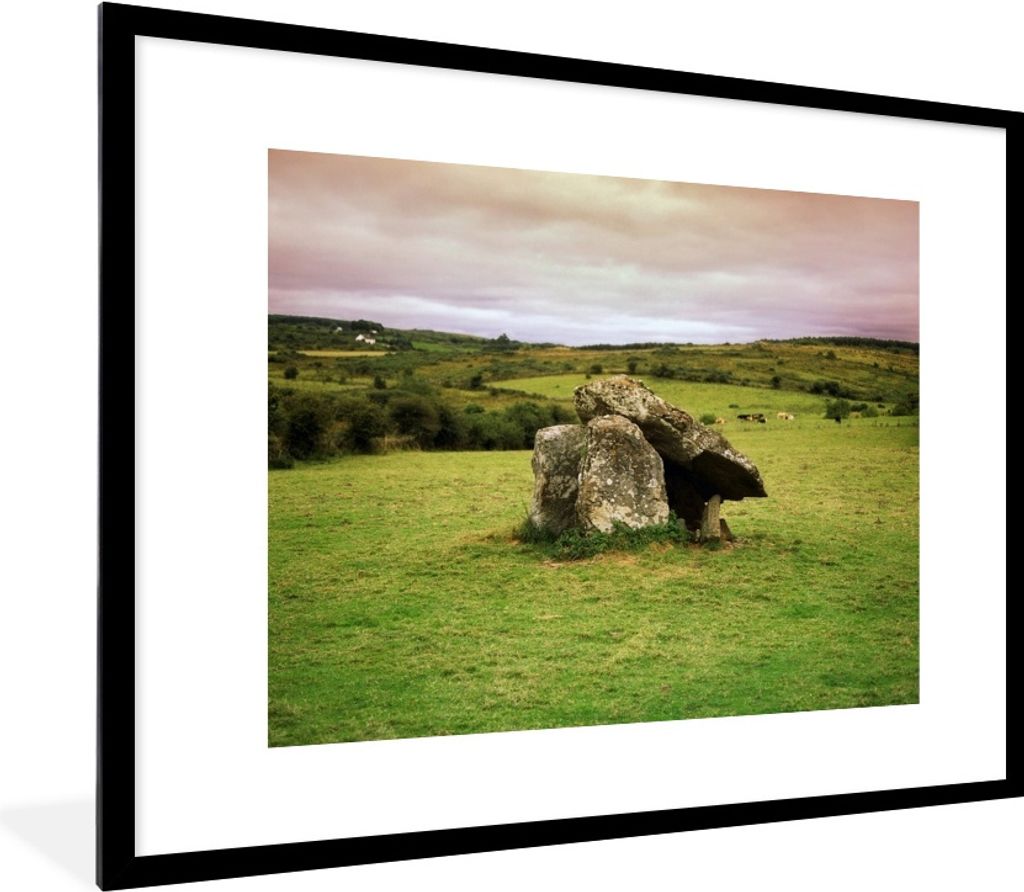 MuchoWow Gerahmtes Poster Ein Hünenbett in einer grünen Landschaft 80x60 cm - Poster mit Schwarzem Bilderrahmen Wandposter Rahmen Foto Bilder -...