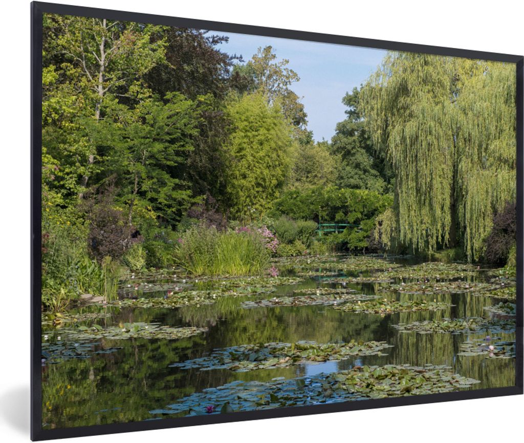 MuchoWow Gerahmtes Poster Die japanische Brücke aus der Ferne an einem Sommertag im Garten von Monet 30x20 cm - Poster mit Schwarzem Bilderrahme...