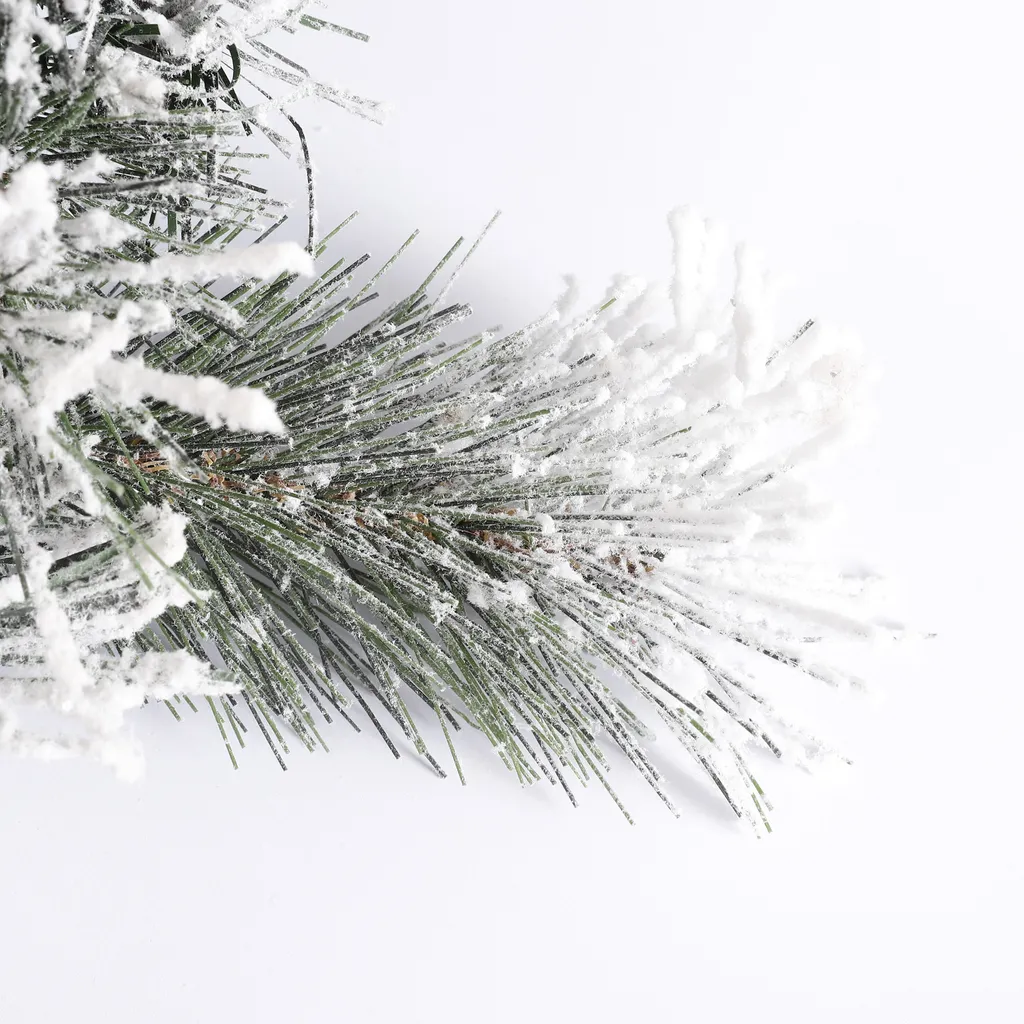 Couronne de Noël Dinsmore 60cm en PVC et Aiguilles Dures Effet Enneigé