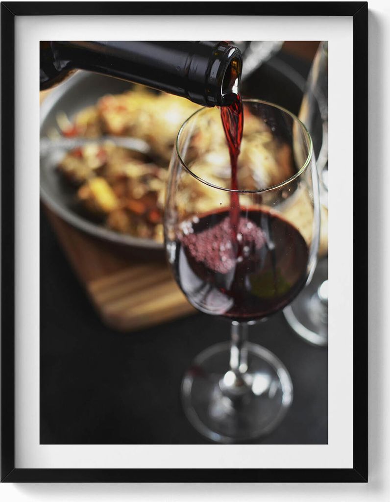 Rotwein in ein Glas gießen– Wandbild mit Rahmen – Gerahmtes Bild – Wanddekoration – 60x80 cm – Schwarz Rahmen