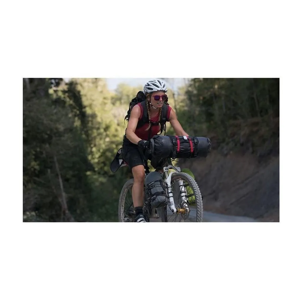 Sacoche guidon Blackburn Outpost HB Roll : fixations stables et étanches - 2