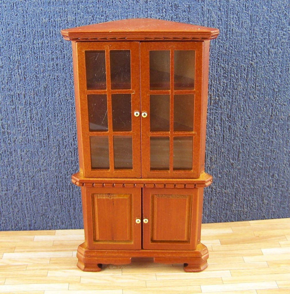 Eckschrank für Esszimmer aus Holz, kirschbaumfarben. Für 1:12 Puppenstuben.