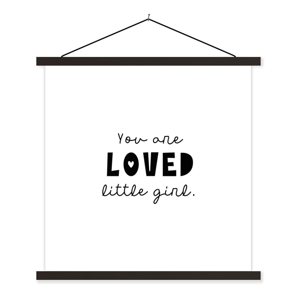 MuchoWow Textilposter Zitate - Sprichwörter - Du bist geliebtes kleines Mädchen - Kinder - Liebe 90x90 cm mit schwarzem Rahmen - Magnetisches