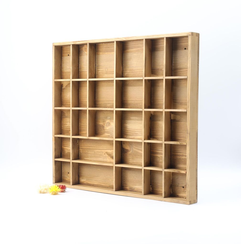 Woodweaver Holzregal | 28 Fächer | 45x40x3,5cm | Hellbraun | Schatten-Kuriositätenkasten | Für Ü-Ei Figuren, Mini-Autos, Mineralien, Steine, Mu...