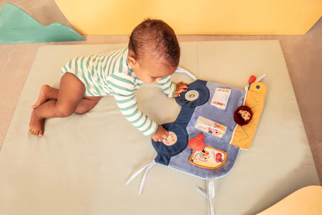 Tableau d'activités bébé Jules Lilliputiens avec miroir et textures