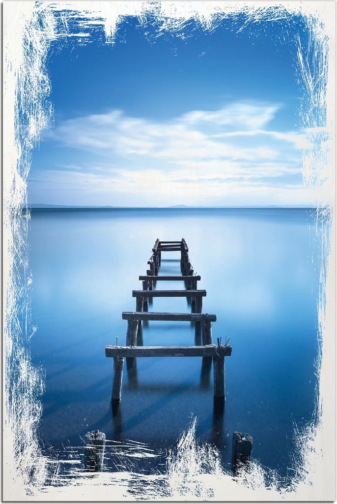 Kunstdrucke Wandbilder Holz in : Brillante Farben, Größe 60 x 90 cm Motiv Rustikaler Holzsteg im blauen See