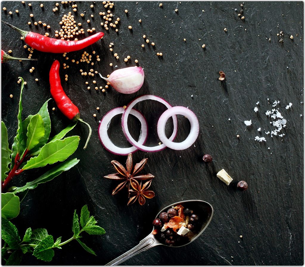 Spritzschutz Herdabdeckplatte Schneidebrett aus Glas Chili und Kräuter auf Tisch 1-Teilig (60x52cm)