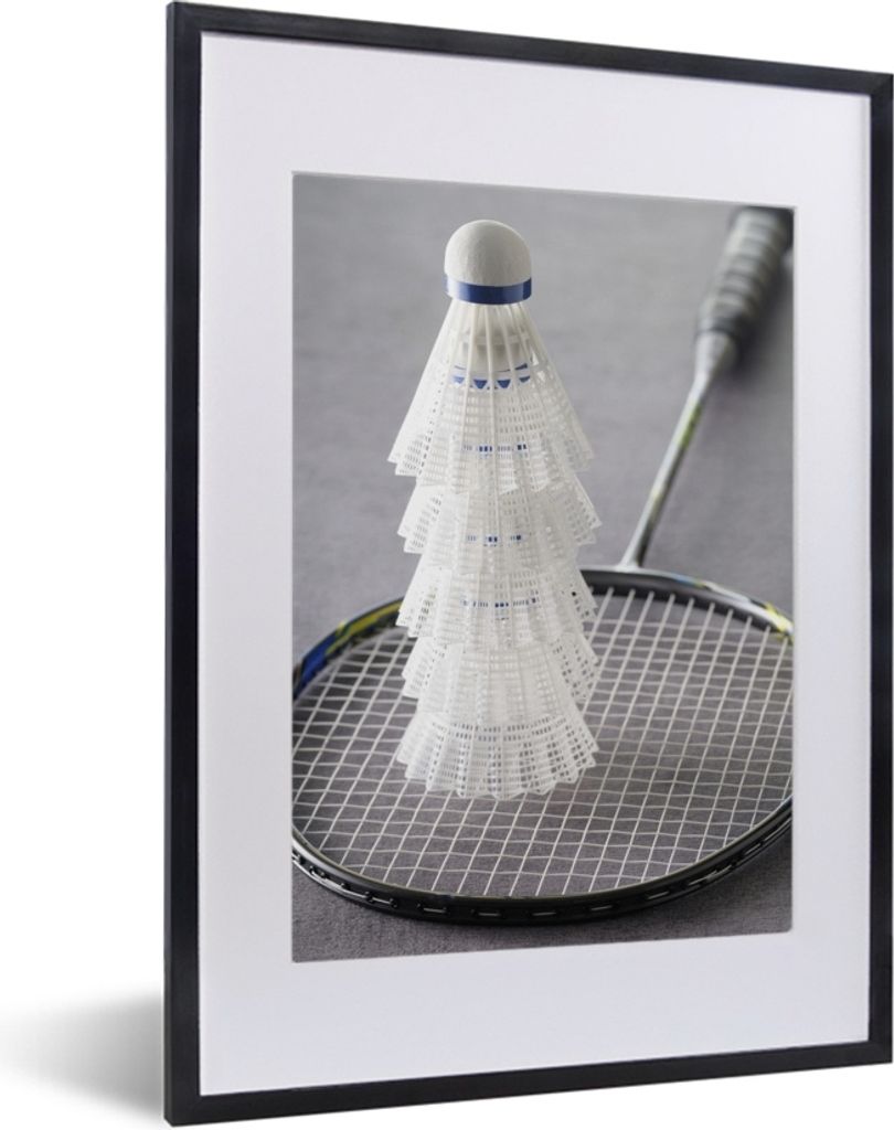 MuchoWow MuchoWow Gerahmtes Poster Ein Badmintonschläger mit gestapelten Shuttles 30x40 cm - Poster mit zchwarzem Bilderrahmen - Wandposter Sc...