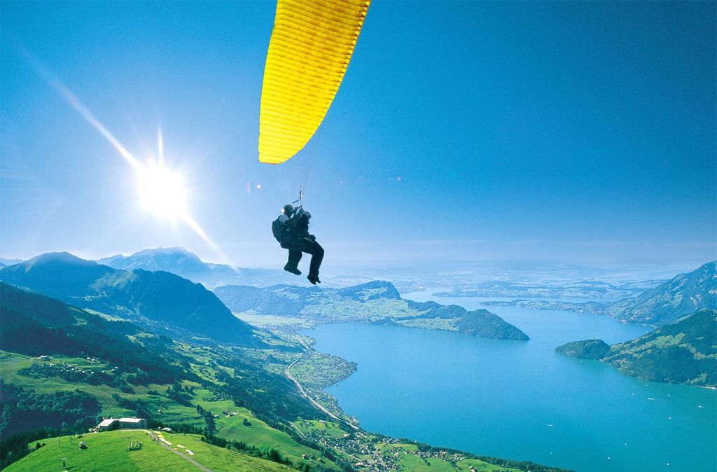 Jochen Schweizer Gleitschirm Tandemflug Schweiz; Erlebnis verschenken oder selbst erleben; Gutschein gültig für 1 Person Zuschauer herzlich will...