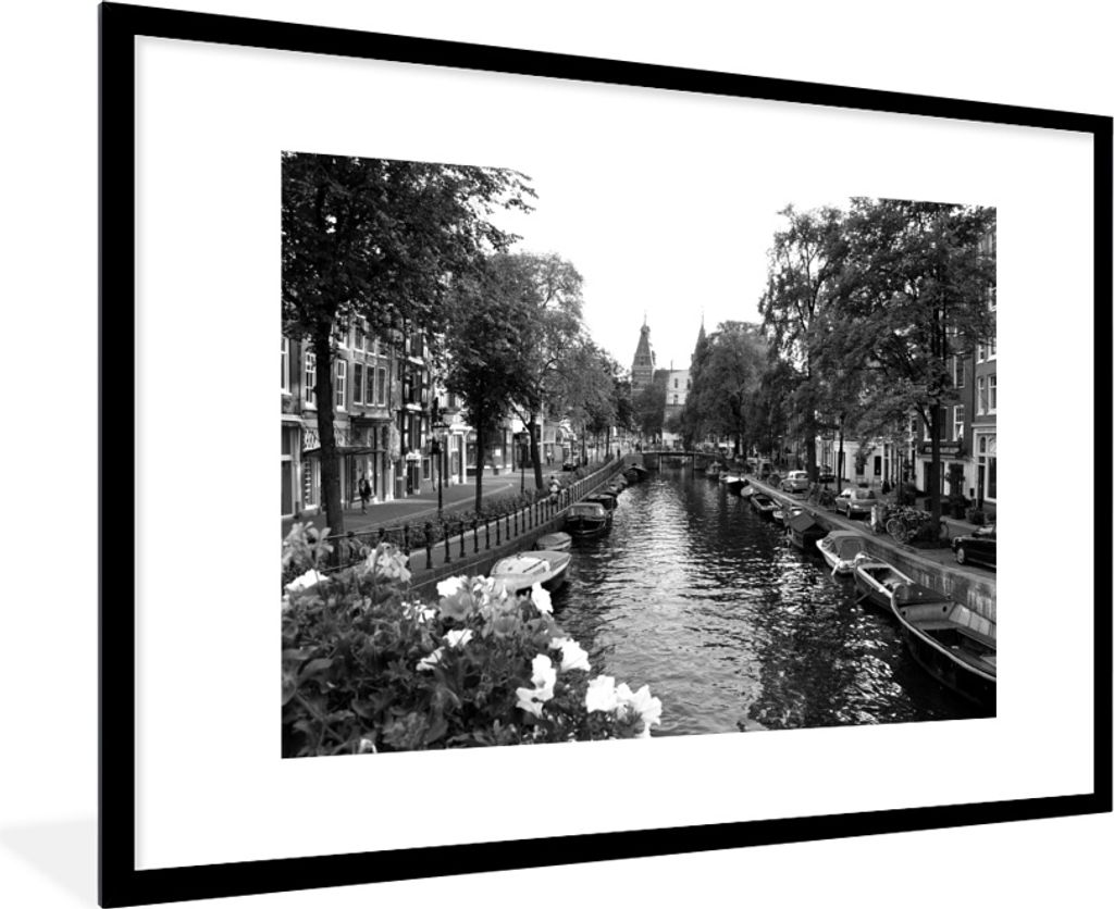 MuchoWow MuchoWow Gerahmtes Poster Sommerliche Gracht in Amsterdam - schwarz und weiß 90x60 cm - Poster mit zchwarzem Bilderrahmen - Wanddekor...