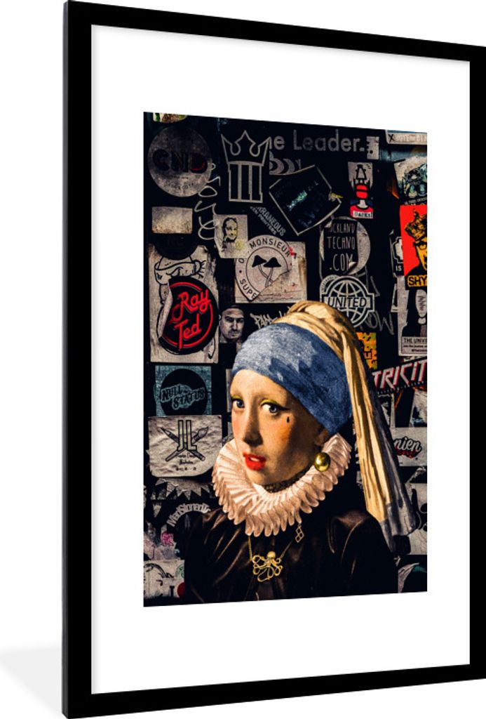 MuchoWow Gerahmtes Poster Mädchen mit Perlenohrring - Tattoo - Gold 60x90 cm - Poster mit Schwarzem Bilderrahmen Wandposter Rahmen Foto Bilder -...