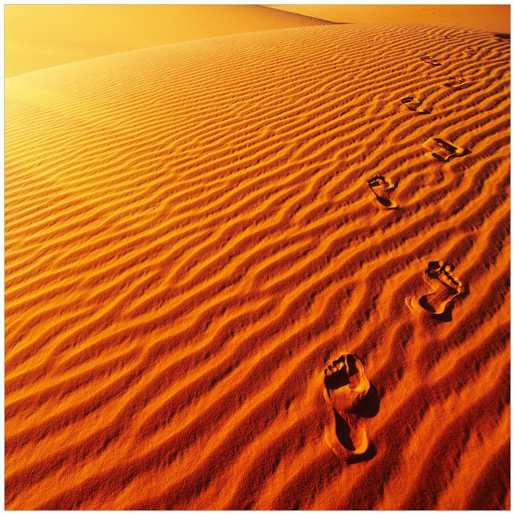 Wallario Möbeldesign / Aufkleber, geeignet für Ikea Lack Tisch - Fußspuren im Sand - Sanddüne in der Wüste in 55 x 55 cm