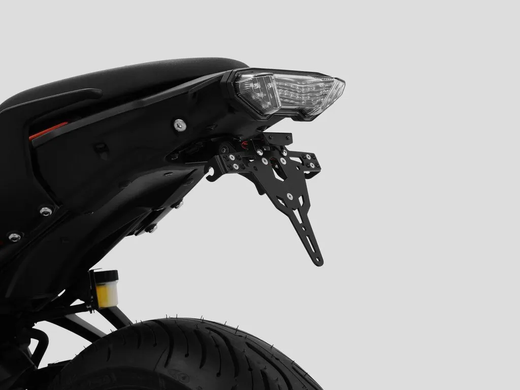 Supporto Targa Tracer 7 Zieger Tipo A: Design Slim e Luce LED E-Approved