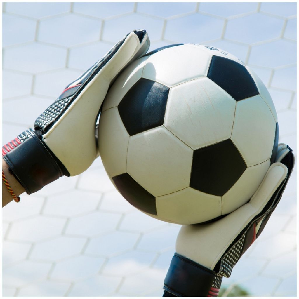 Wallario Premium Glasbild, freischwebende Optik, kräftige Farben, Größe 30 x 30 cm Motiv Fußball - Torwart im Tor vor blauem Himmel