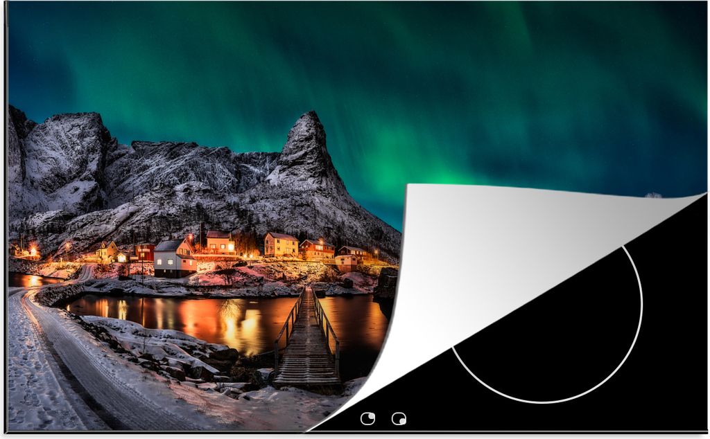 KitchenYeah Herdabdeckplatte Nordlicht - Island - Schnee - Dorf - Grün - Berge , 89x51cm, Küche Deko, Glaskeramikfeld Herdabdeckung, Abdeckplat...