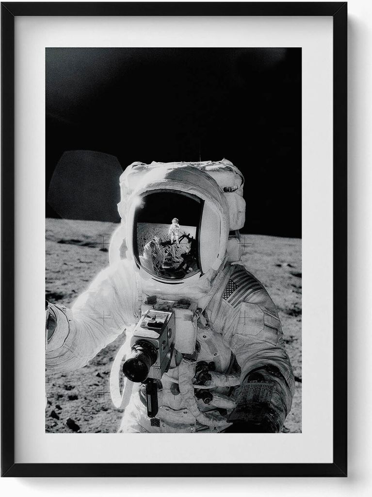 Astronaut auf dem Mond - NASA-Foto– Wandbild mit Rahmen – Gerahmtes Bild – Wanddekoration – 50x70 cm – Schwarz Rahmen