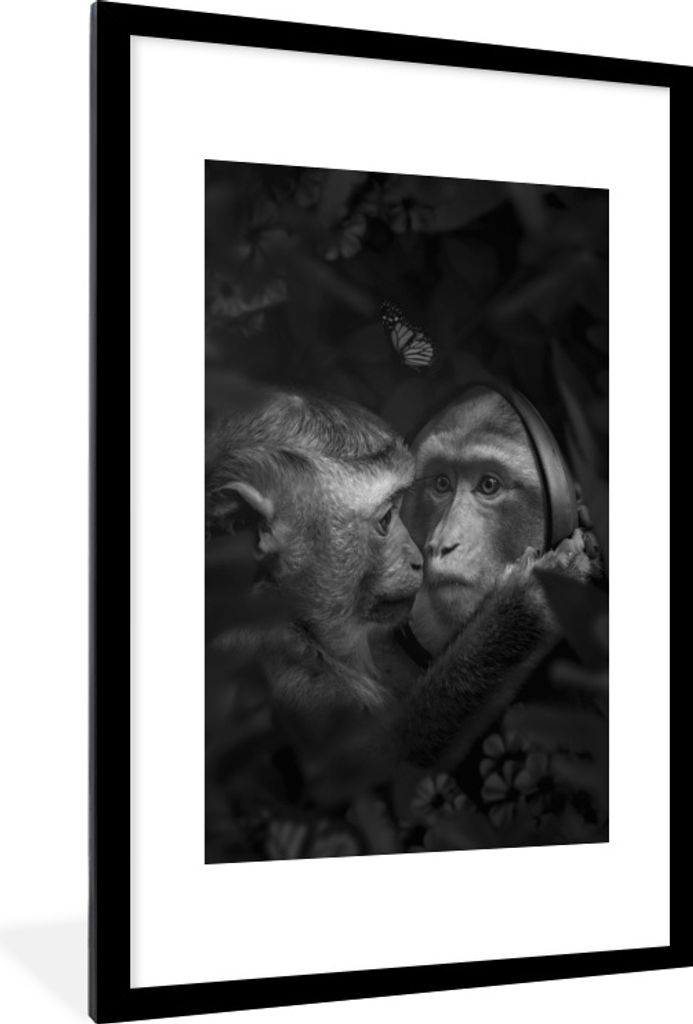 MuchoWow Gerahmtes Poster Affe mit Spiegel im Dschungel - schwarz und weiß 60x90 cm - Poster mit Schwarzem Bilderrahmen Wandposter Rahmen Foto B...