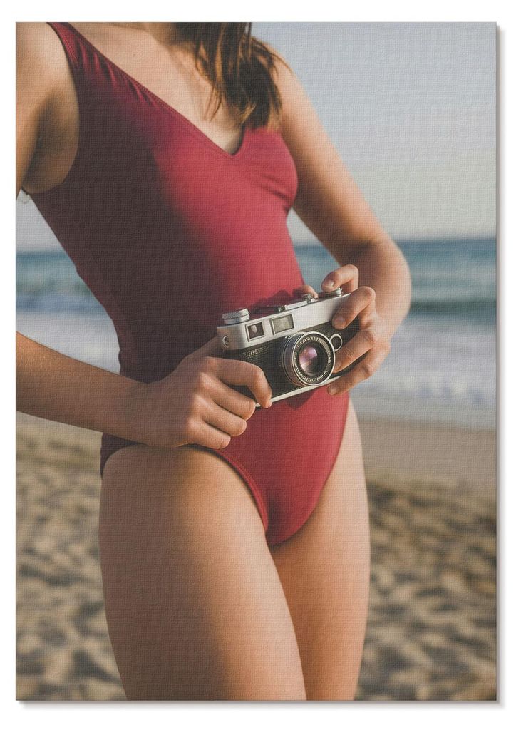 POSTER - 21x29 cm (A4) - Visual Echo - Strandfeeling, burgunderroter Anzug, Kamerafotografie - Wandbild für Wohnzimmer Schlafzimmer & Flur, Modern...