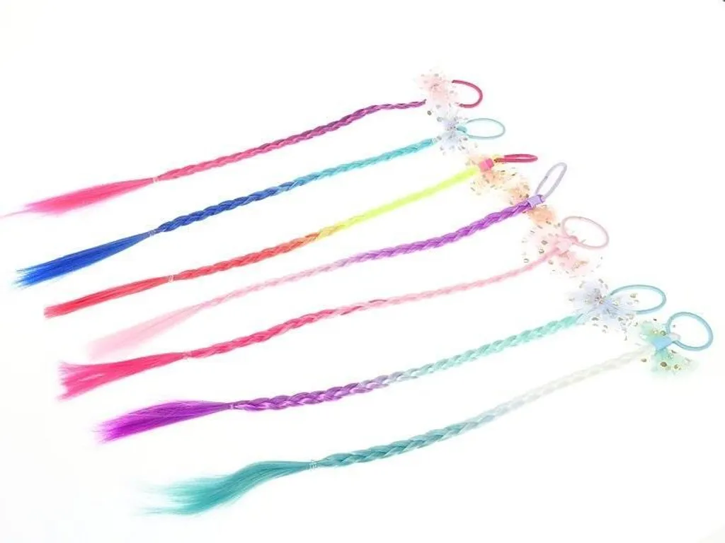 Tresse de cheveux pour soirée avec assortiment d'élastiques de fête