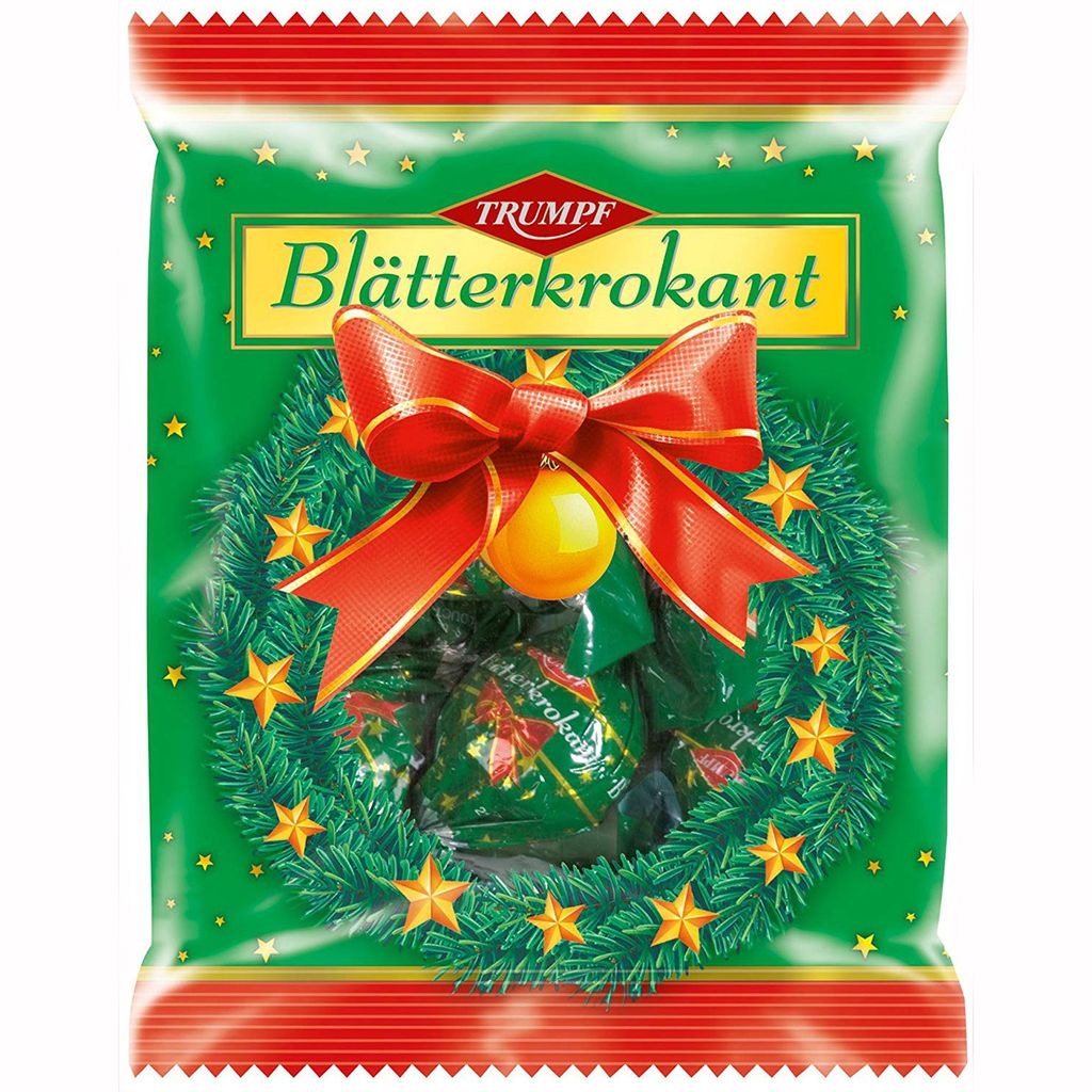 A bag of Trumpf Blätterkrokant chocolate candies, decorated with a Christmas wreath and bow.