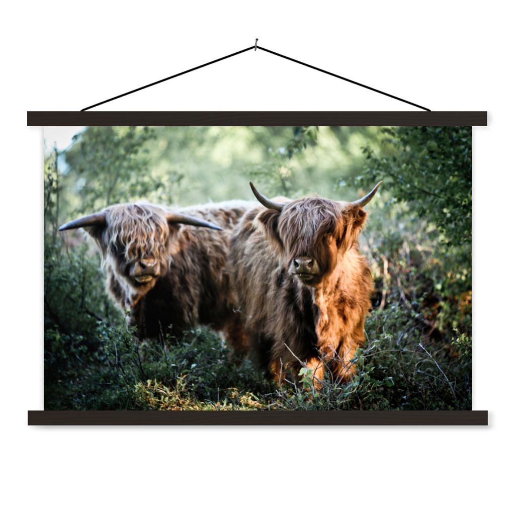 MuchoWow Textilposter Schottische Highlander - Wald - Tiere 90x60 cm mit schwarzem Rahmen - Aufhängungssatz