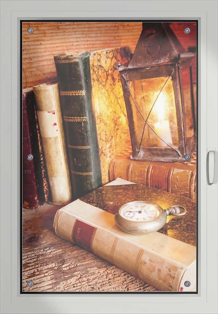 Wallario Lichtschutzbild, Dekorativer Sichtschutz Sonnenschutz 60 x 93 cm mit Motiv: Antike Laterne mit Kerze alten Büchern und Taschenuhr - Verd...