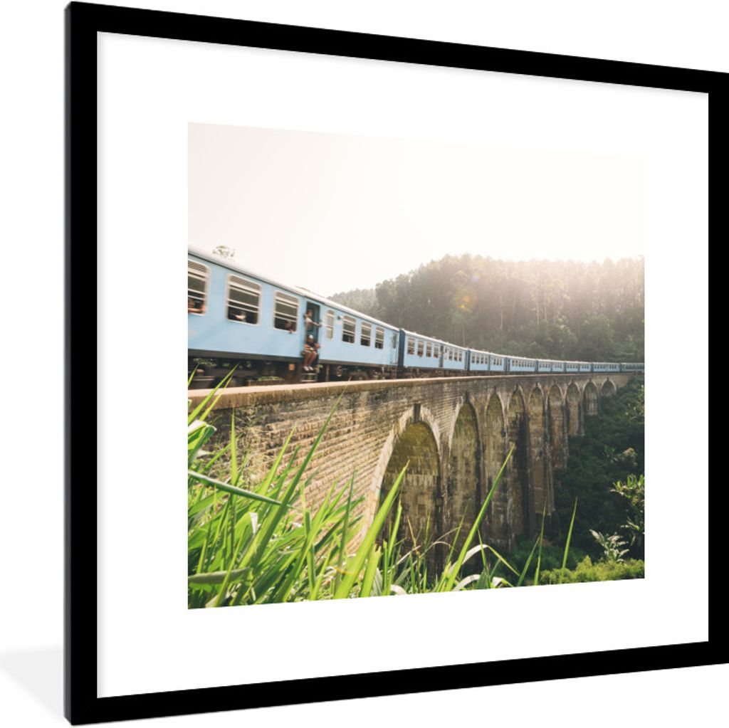 MuchoWow Gerahmtes Poster Ein Zug über eine Brücke 40x40 cm - Poster mit Schwarzem Bilderrahmen Wandposter Rahmen Foto Bilder - Poster - Plakat...