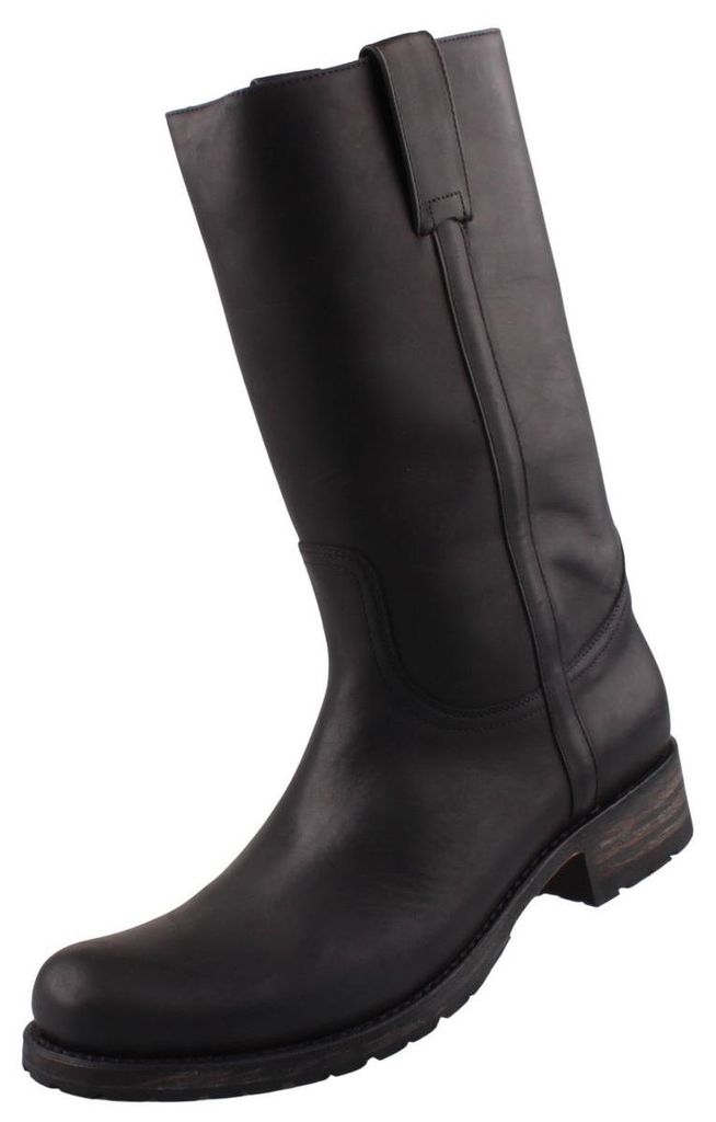 Das Bild zeigt einen schwarzen Stiefel der elegant und modern aussieht. Der Stiefel ist von der linken Seite zu sehen und hebt sich durch seine schlichte Form hervor.