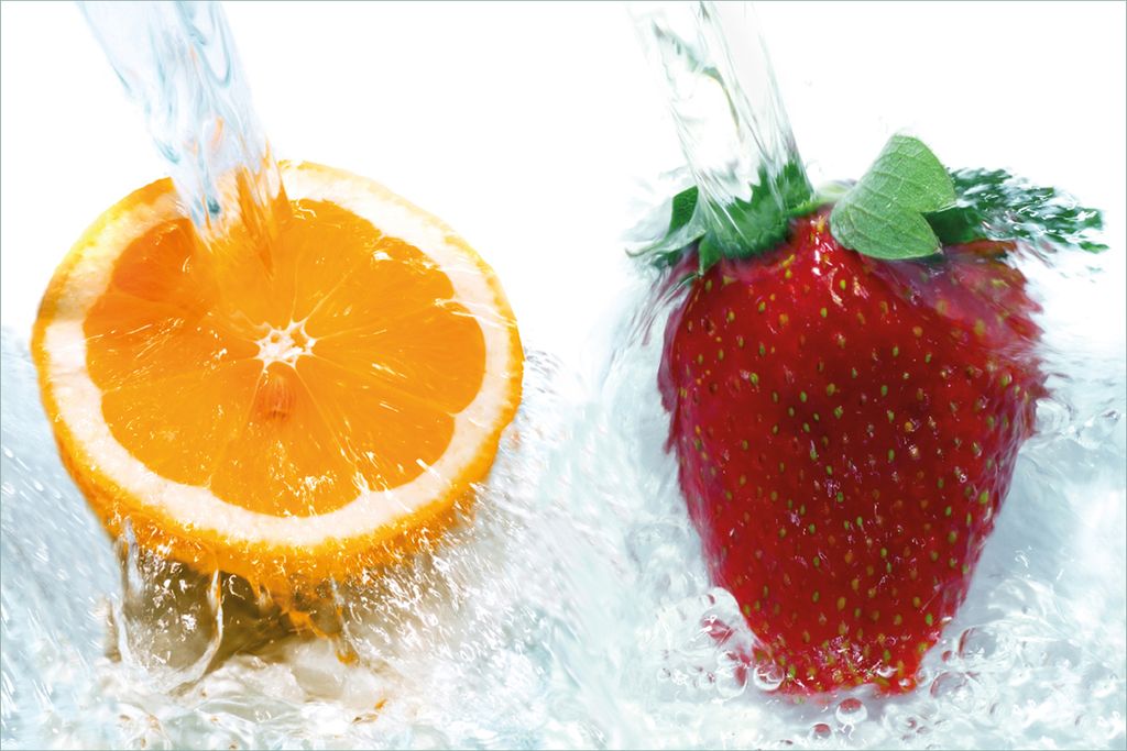 Wallario Premium Vliestapete Fototapete Frische Früchte übergossen mit Wasser I in der Größe 400 x 267 cm, extra dick, wird in 5 Teilen geliefert