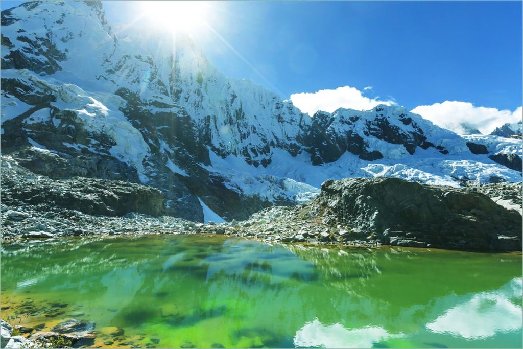 Wallario selbstklebendes Poster - Grüner See in den Anden mit Spiegelung im Wasser, Größe: 61 x 91,50 cm