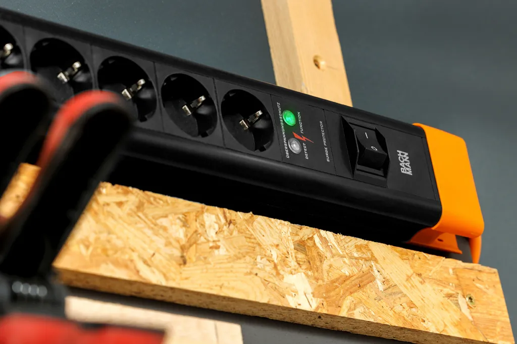 Bachmann Connectus 9 Posti: Multipresa Professionale 2m con Interruttore - 3