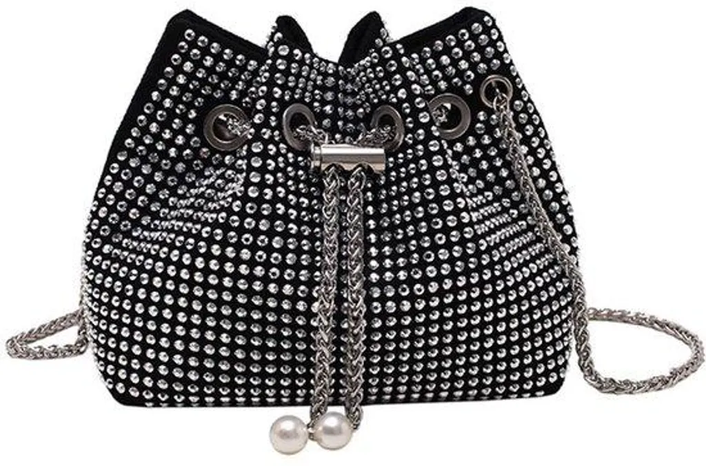 Sac de soirée argenté pailleté idéal pour invitée de mariage chic