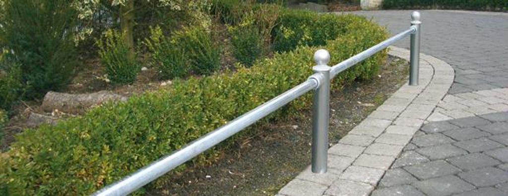 Standpfosten für Rabattengeländer, mit Lackierung Endpfosten